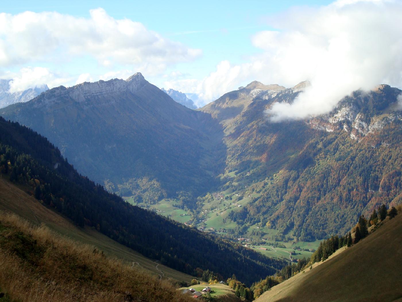 DSC02959.jpg - Le Col de la Buffaz, avec � gauche le Mont Lachat de Th�nes, � droite la Montagne des Auges