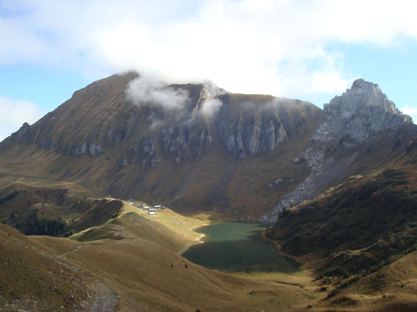 DSC02960.jpg - Les chalets et le Lac de Lessy, du Col de la Forclaz