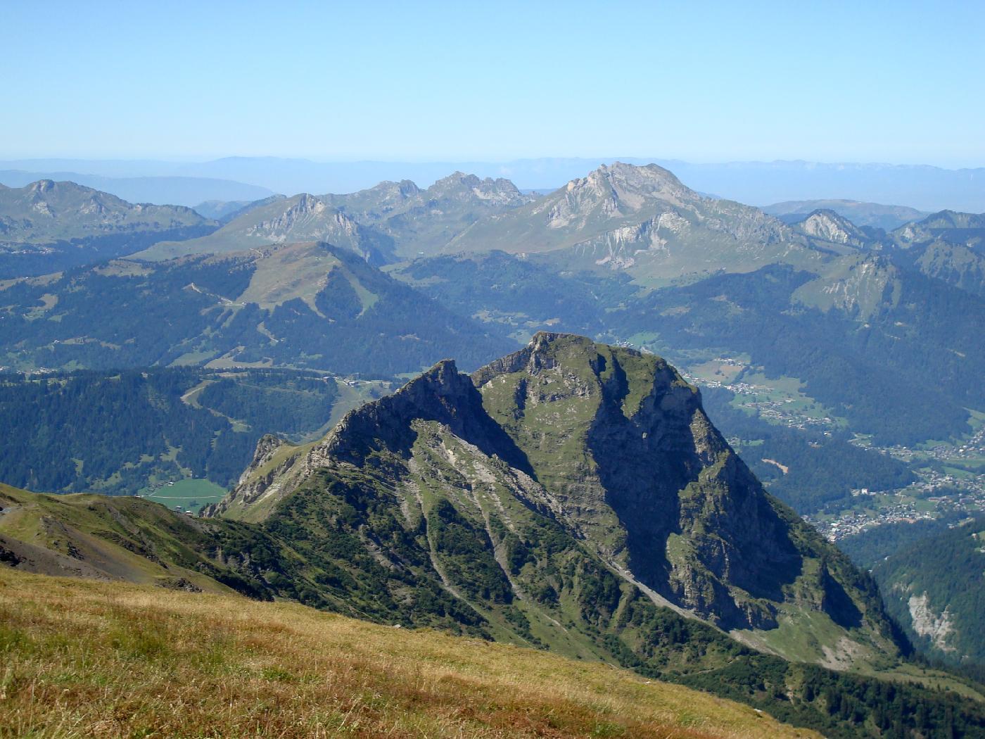 DSC02848.jpg - La Pointe de Ressachaux et plus loin le Roc d�Enfer