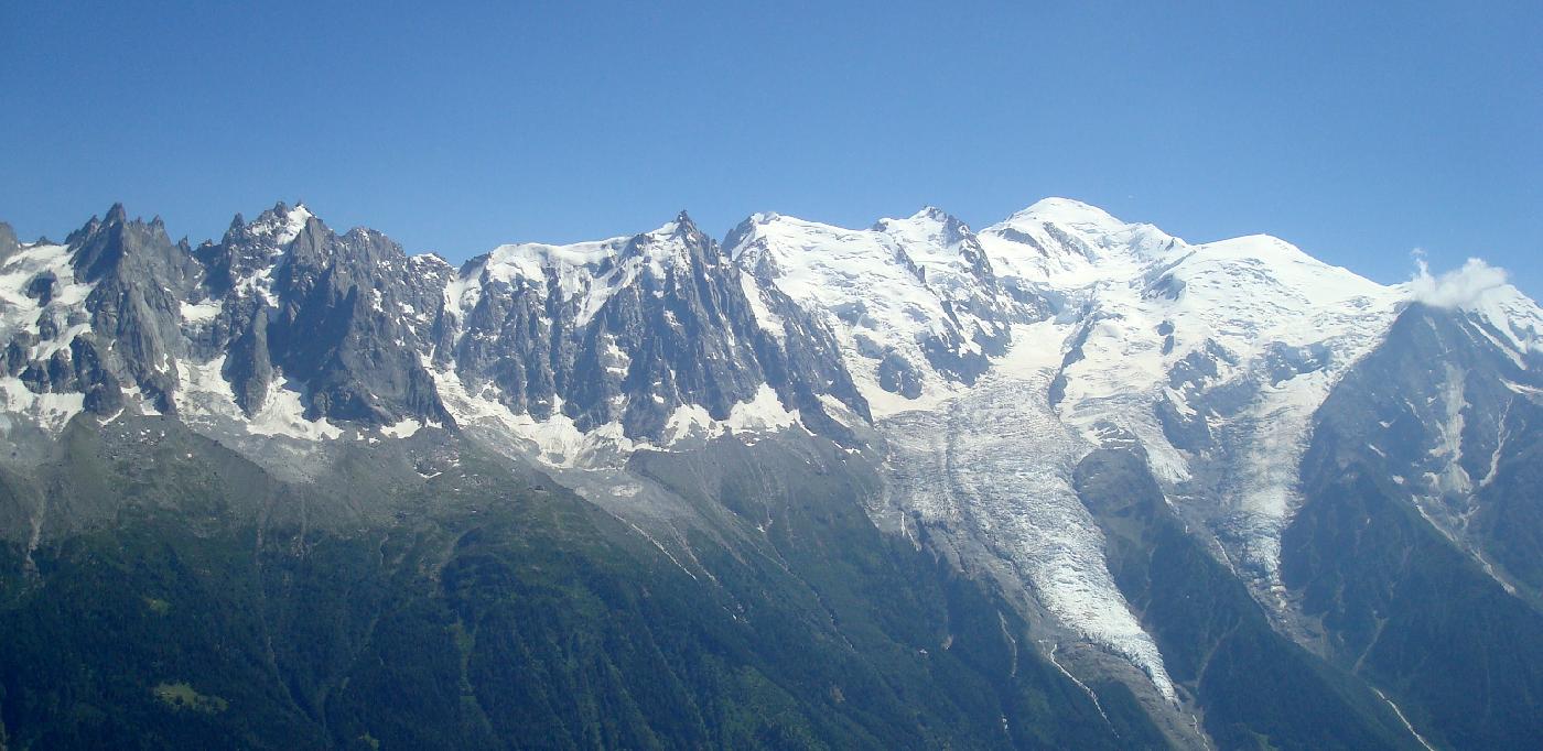 DSC02493.jpg - Les Aiguilles de Chamonix et l�Aiguille du Midi, les trois Mont-Blanc, le D�me du Midi et l�Aiguille de Bionnassay/
