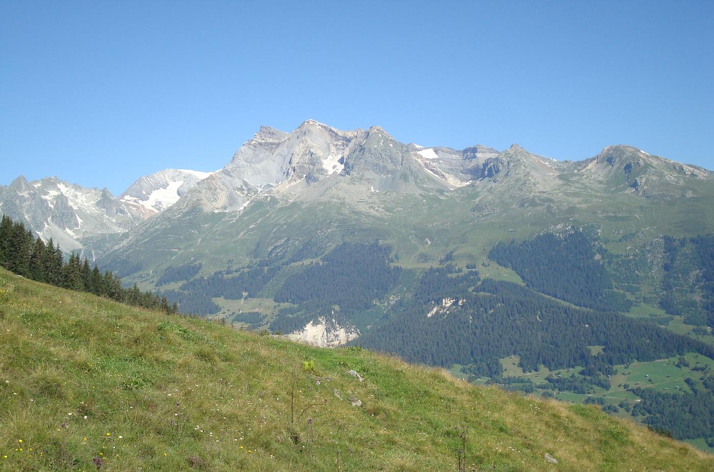 DSC02537.jpg - Derri�re le Cavistrau (ou Brigelser H�rner) on aper�oit le T�di