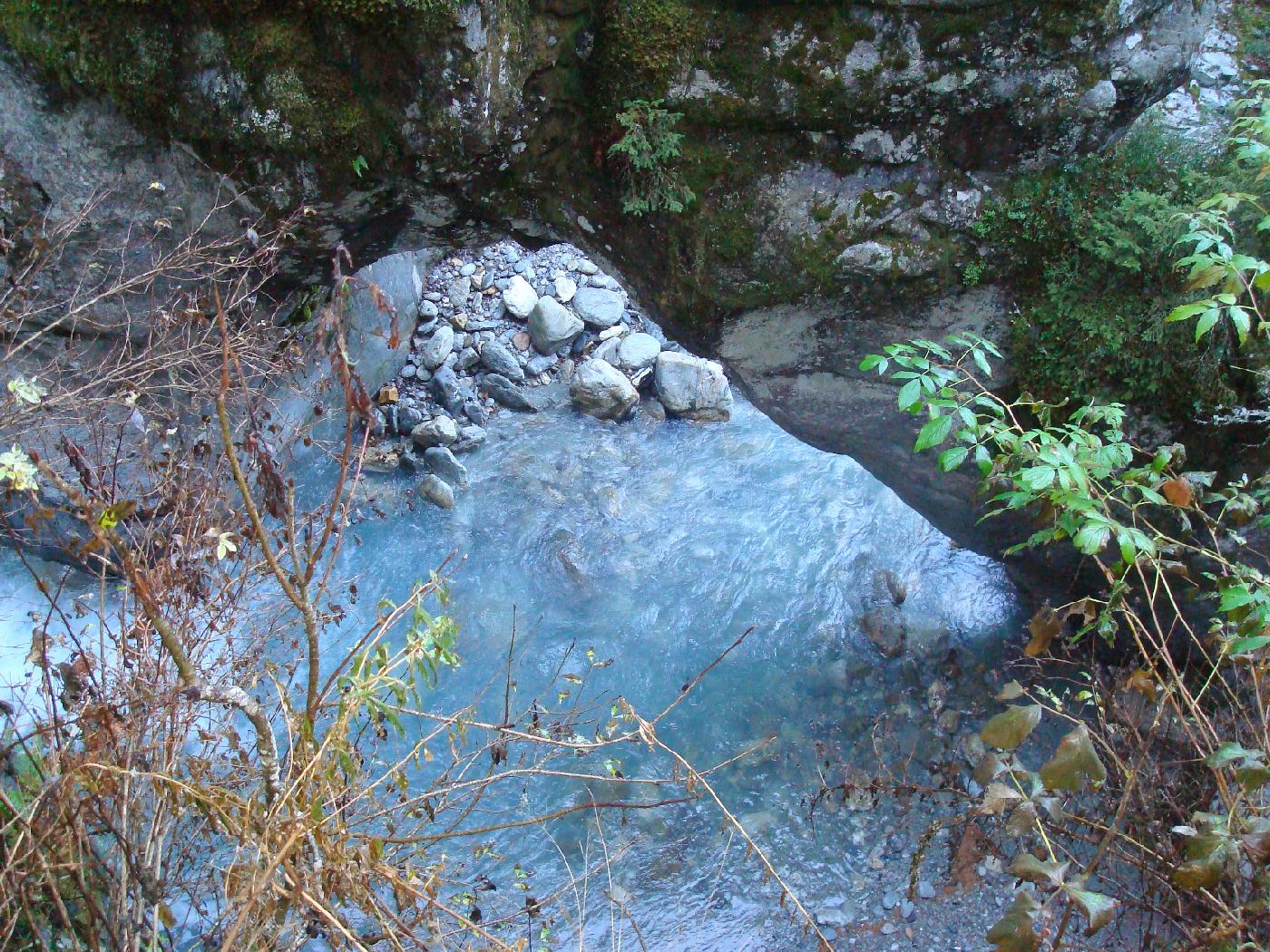 DSC02982.jpg - Le Bon Nant passe sous une arche naturelle