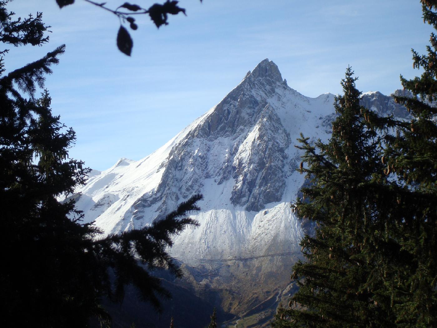 DSC02986.jpg - Les Aiguilles de la Pennaz d�j� saupoudr�e de neige