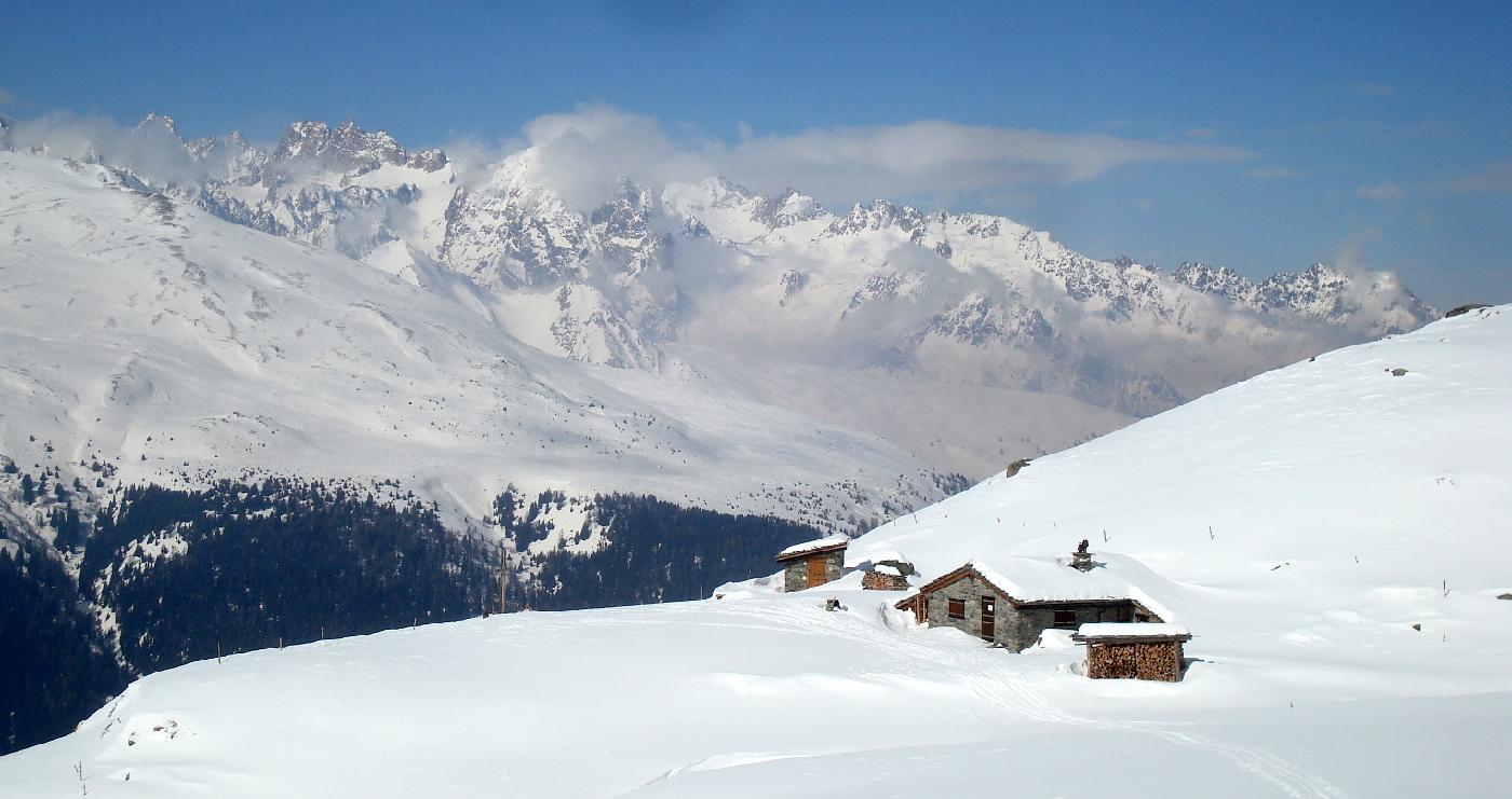 DSC03839.jpg - L�alpage de Challand d�en Haut et les Aiguilles Dor�es