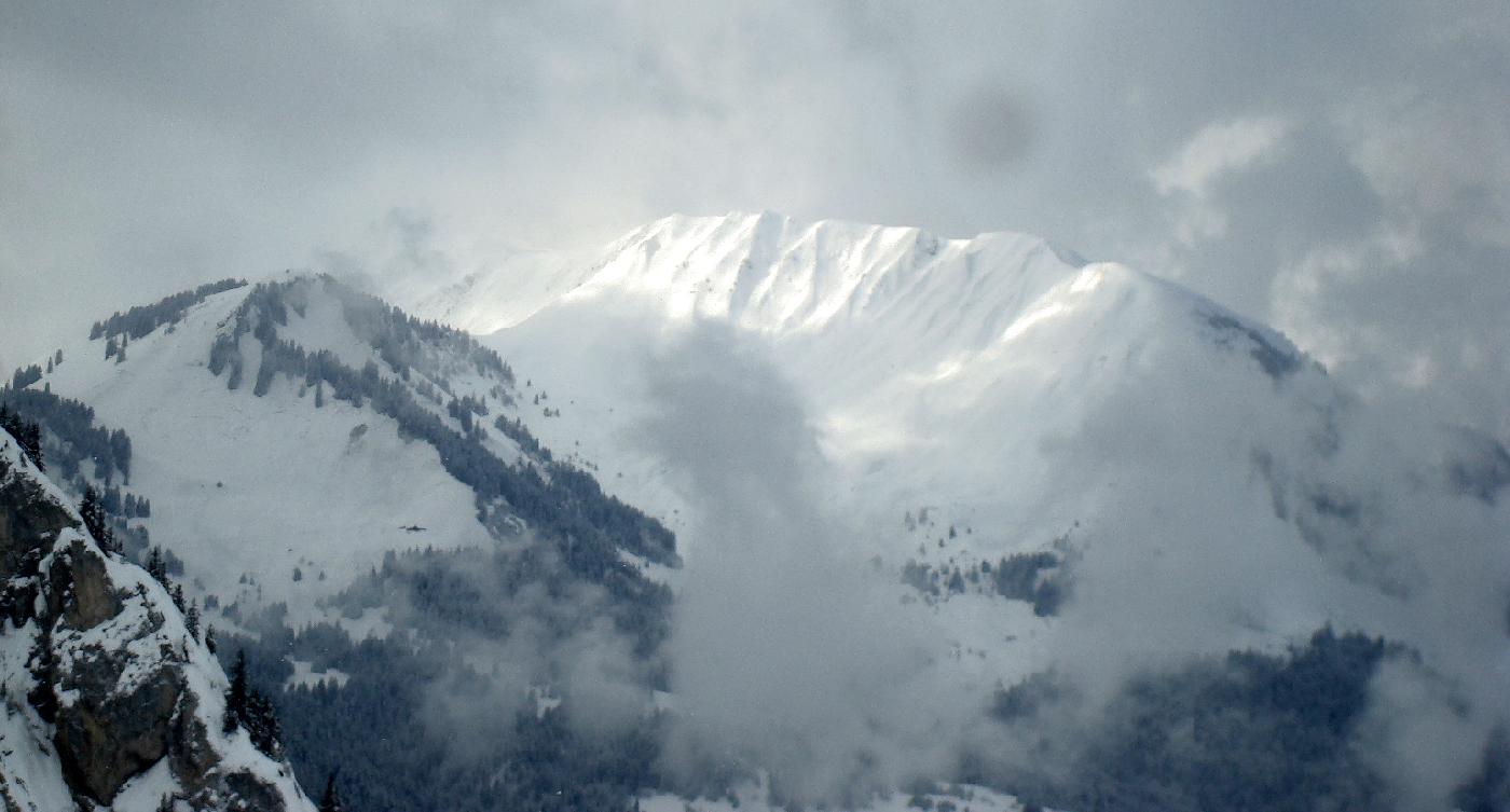 DSC03762.jpg - Dans la mont�e, une �claircie sur la Montagne de Sulens