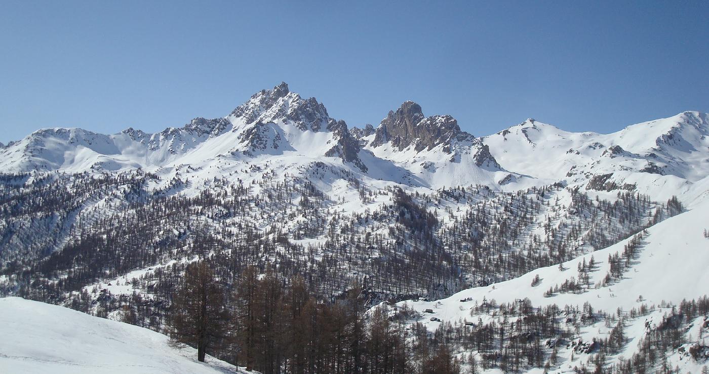 DSC03920.jpg - En face, la Cr�te du Diable et la Cr�te du Raisin, et � droite le Col du Raisin