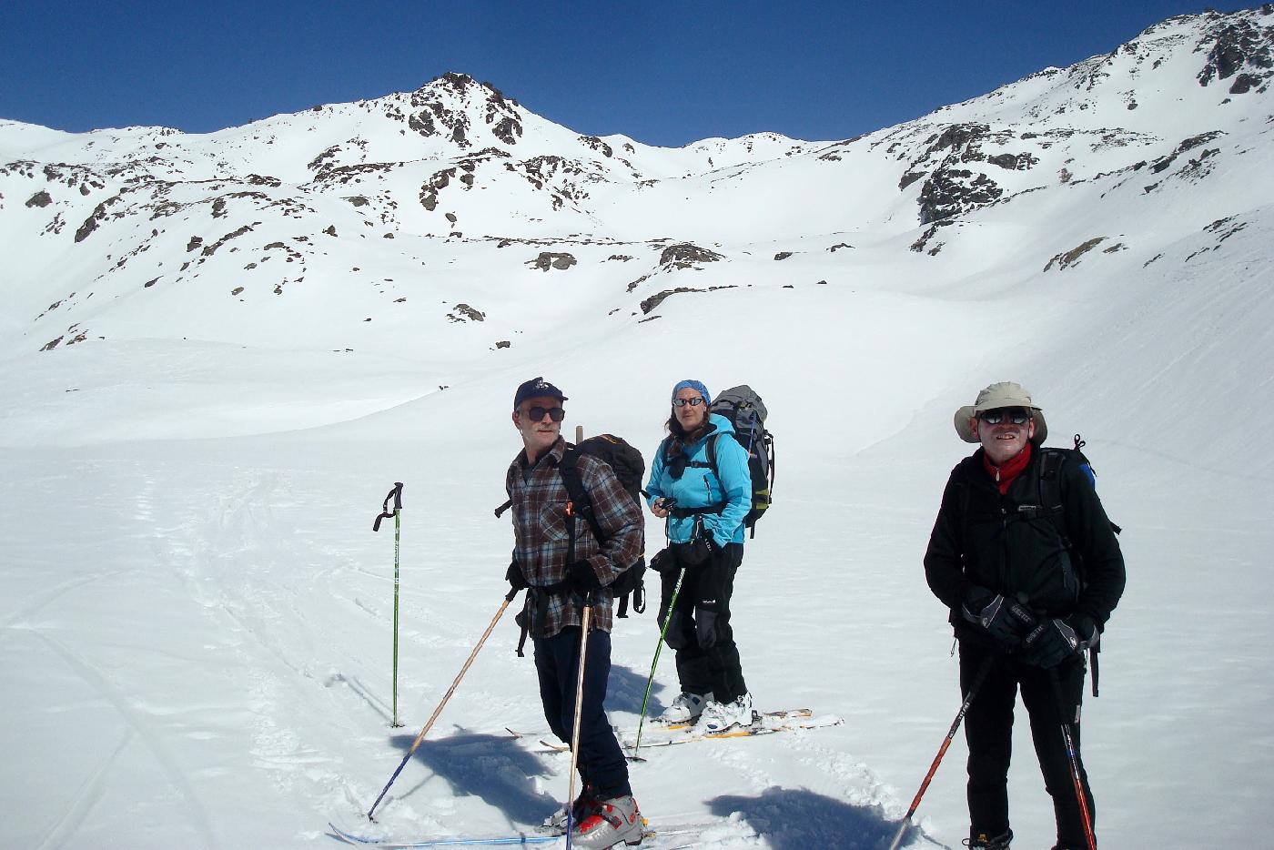 DSC03930.jpg - Roger, Magali et Jean-Michel devant le Rocher de la Petite Temp�te