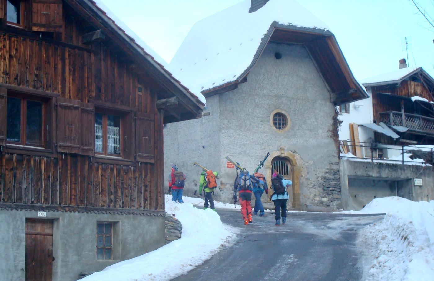 DSC03700.jpg - Au d�part, devant la chapelle du Baptieu
