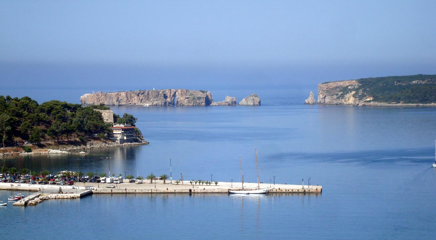 dsc023030.jpg - Les falaises de Sphact�rie ferment la rade de Pylos