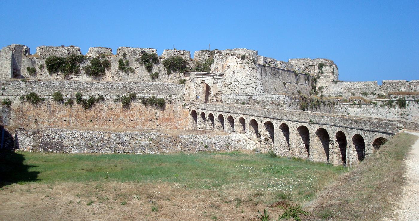 dsc023190.jpg - La rampe d�acc�s, et tout � droite le Bastion Bembo (XVe si�cle)