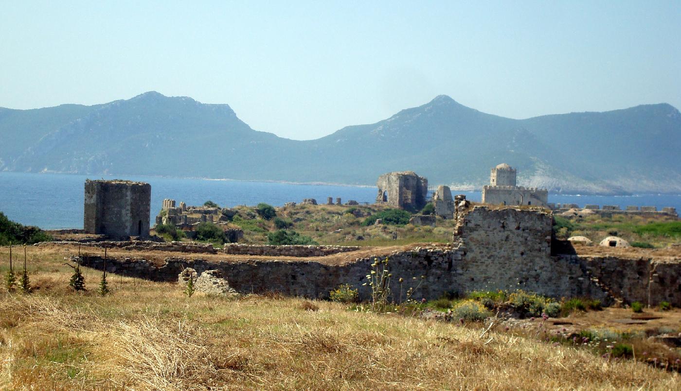 dsc023230.jpg - Int�rieur de la forteresse et, au-del� du d�troit, l��le de Sapientza