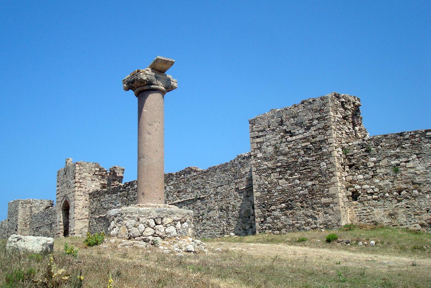 dsc023232.jpg - Les remparts du Ch�teau et la colonne de granite r�cup�r�e sur une �pave