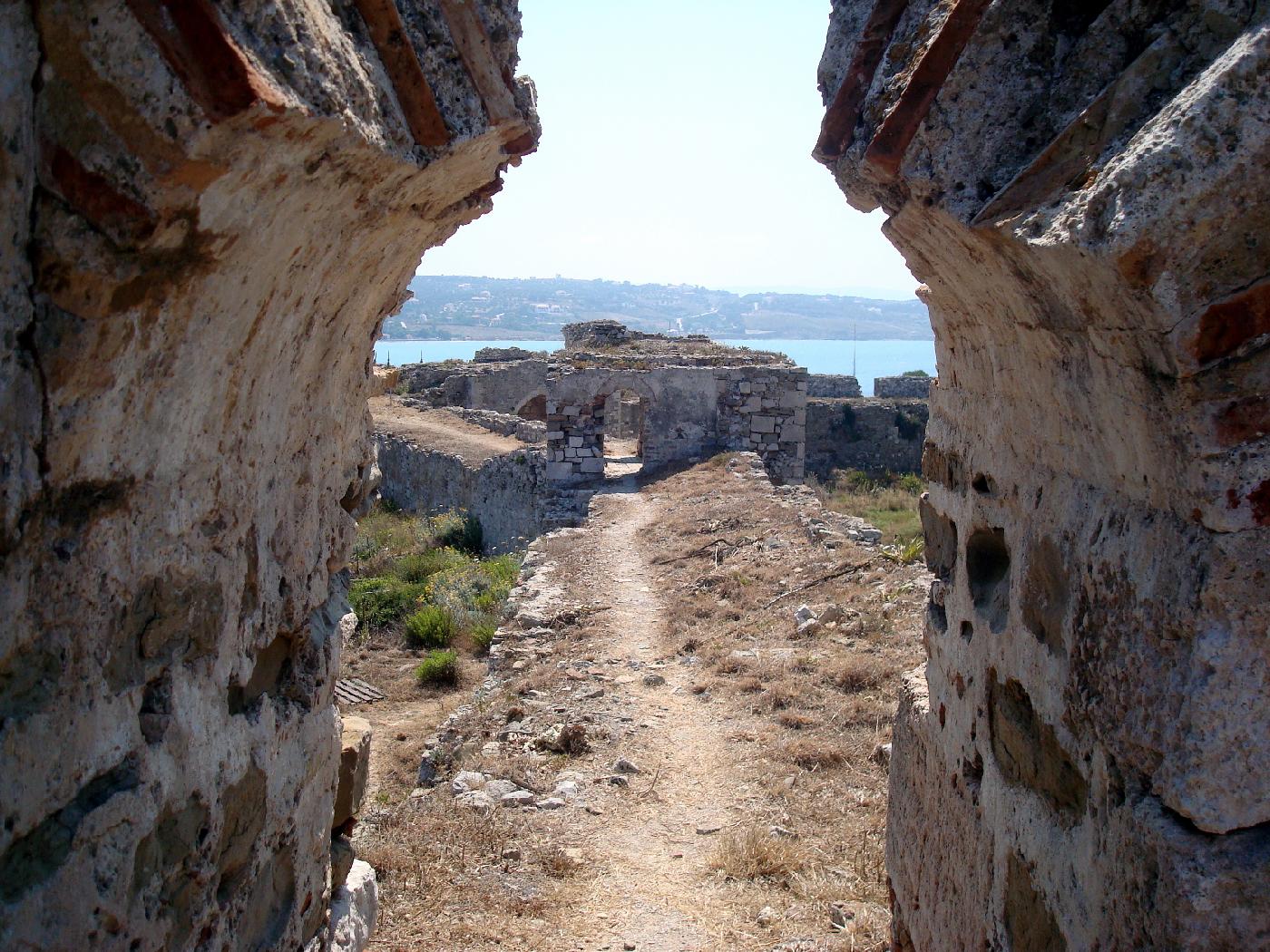 dsc023240.jpg - Les remparts du Ch�teau, refaits au XVIe si�cle par les Ottomans