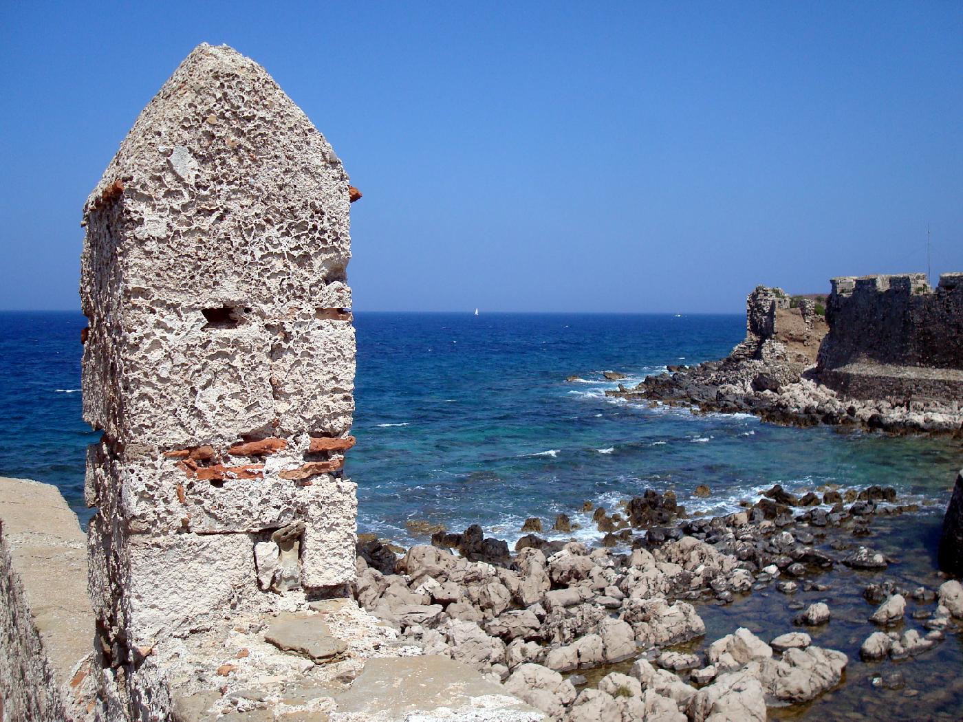 dsc023300.jpg - La Tour Bo�rdzi est b�tie sur un �lot