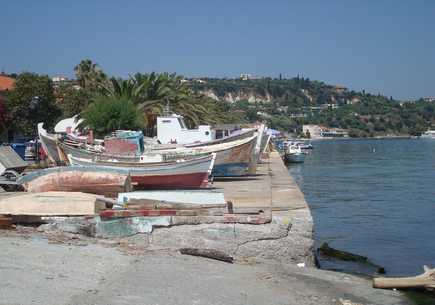 dsc023390.jpg - Bateaux sur le port de Kor�ni