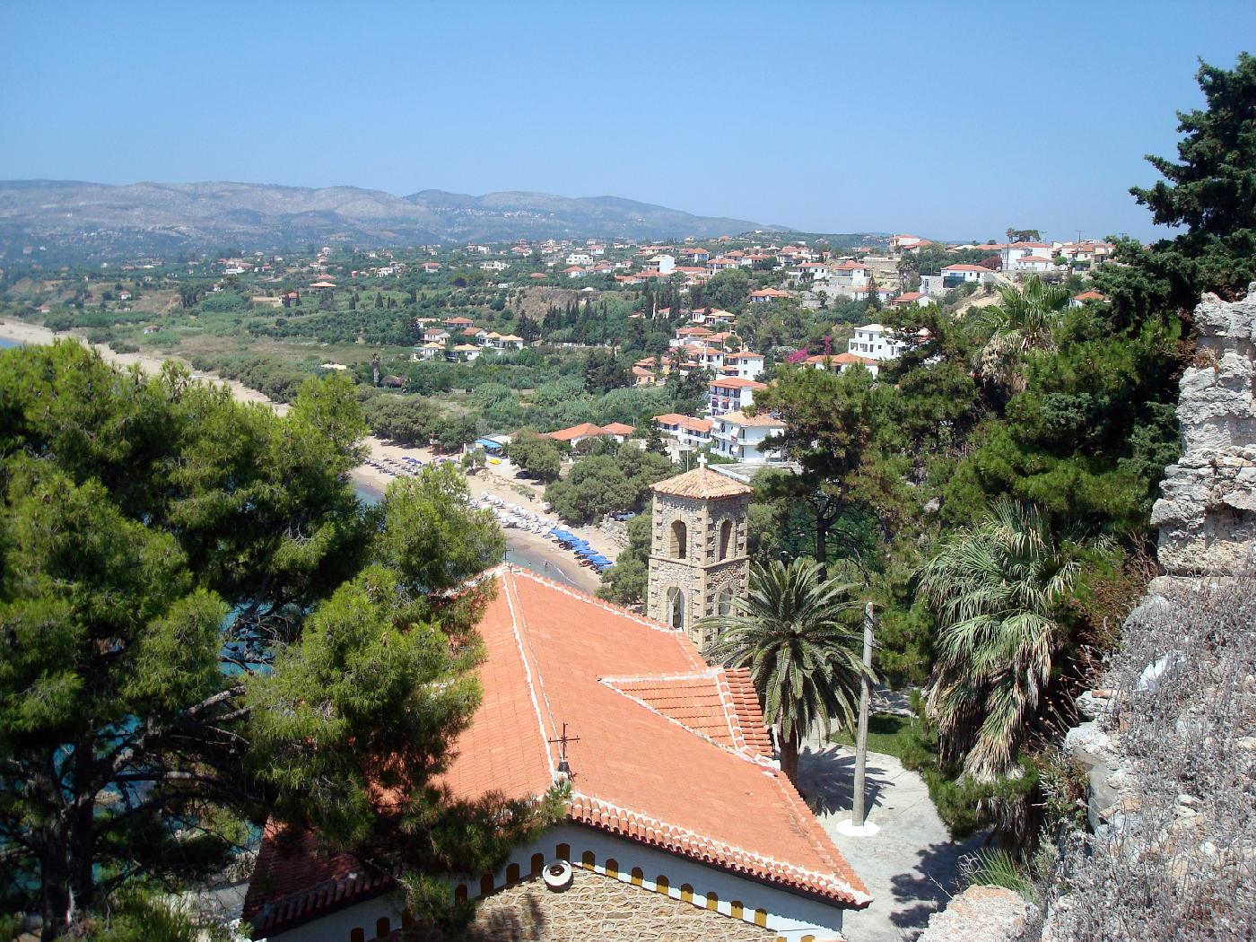 dsc023480.jpg - Autre vue sur Kor�ni, on aper�oit la plage de Zaga