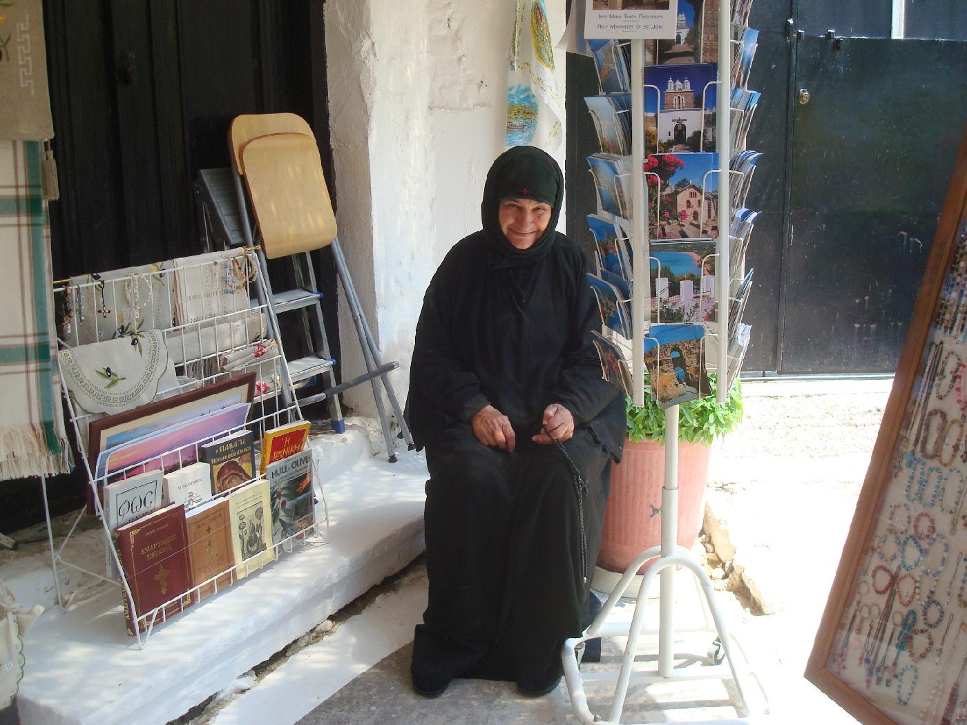 dsc023530.jpg - Une religieuse offre des loukoums et vend des souvenirs