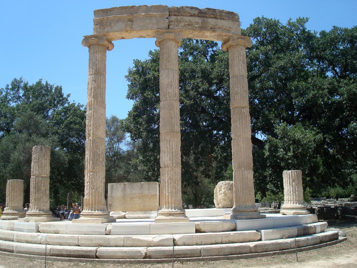 dsc023790.jpg - Philippeion, termin� par Alexandre le Grand