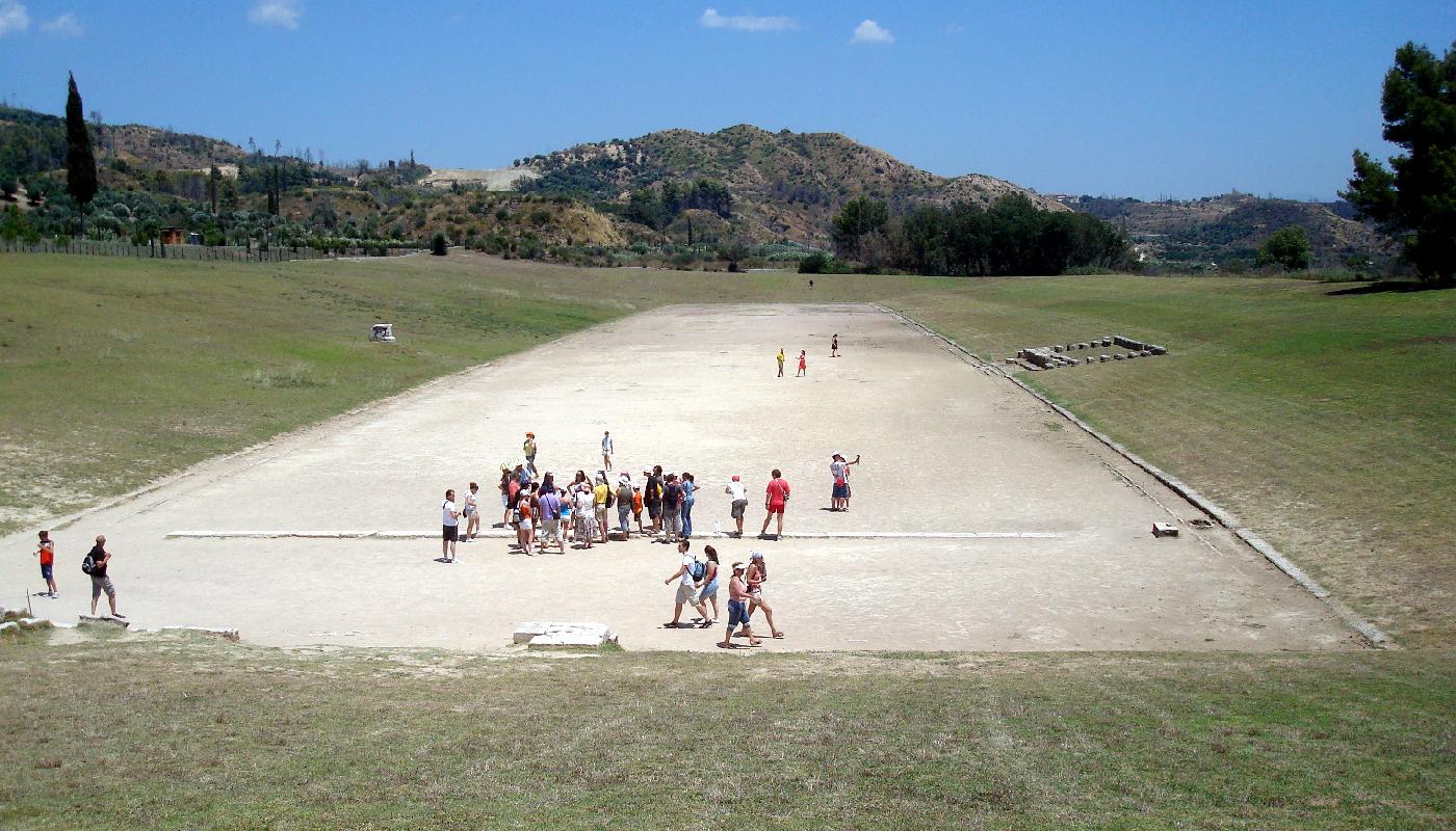 dsc023810.jpg - Le Stade du Ve si�cle av. J.-C. avec la ligne d�arriv�e au premier plan