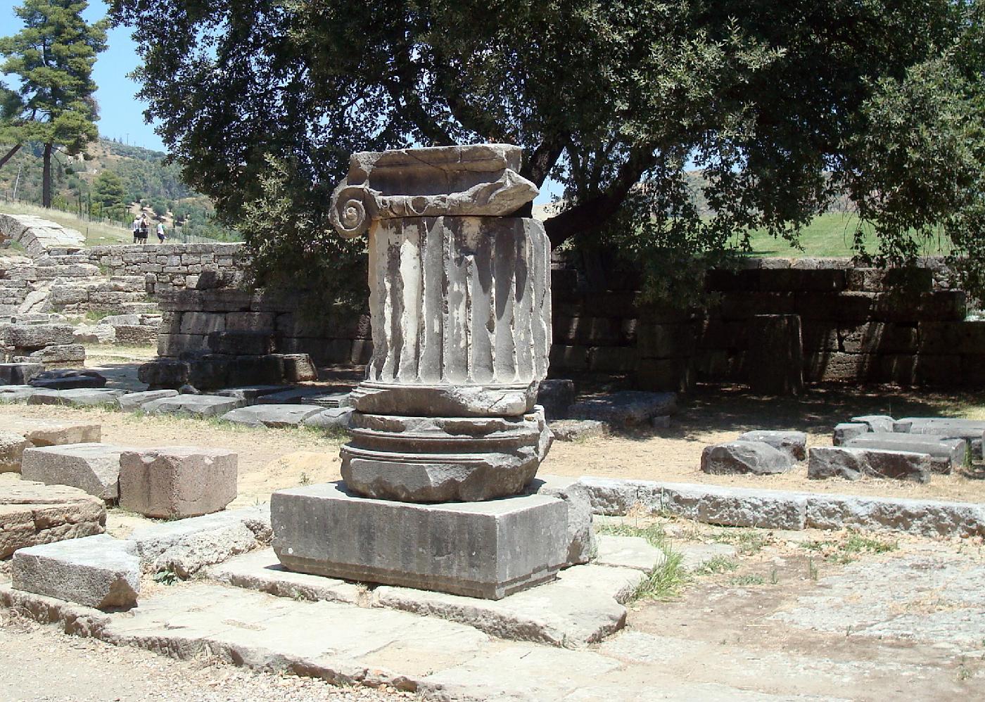 dsc023830.jpg - Chapiteau ionique du Portique d�Echo (ou Eptaechos, sept �chos)