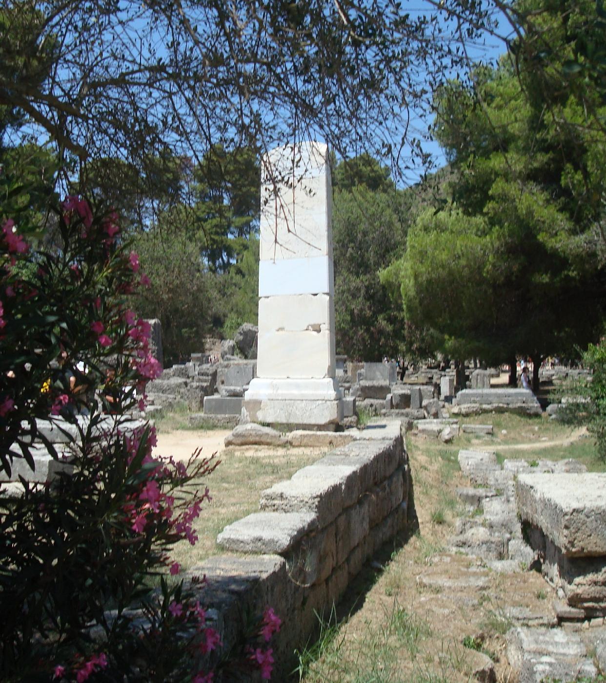 dsc023850.jpg - Colonne du Bouleuterion (salle de r�union du Conseil)