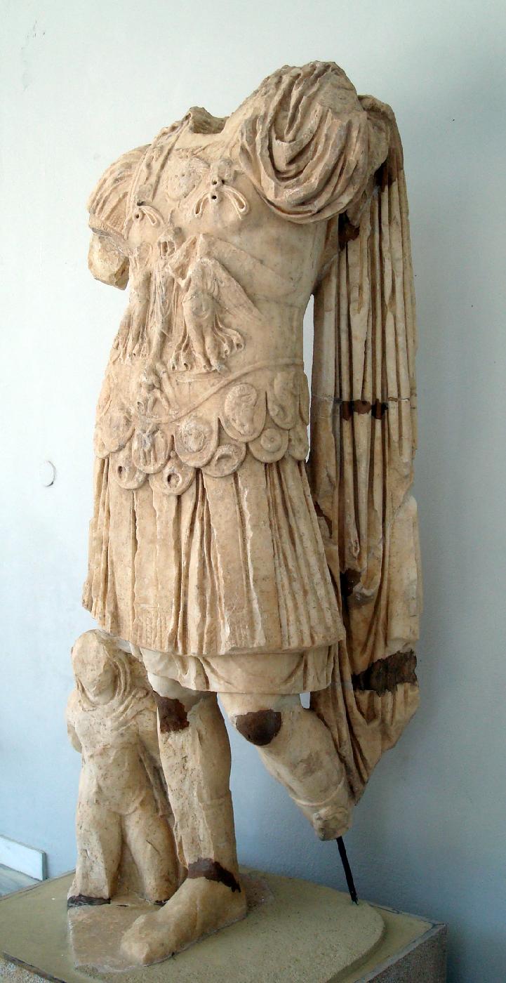 dsc023960.jpg - Statue devant le Mus�e d�Olympie