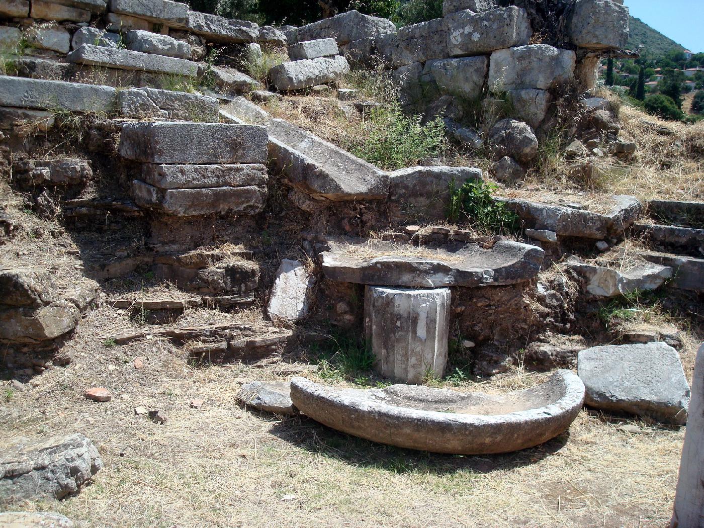 dsc024210.jpg - Conduite d�eau et vasque de la Fontaine d�Arsino�