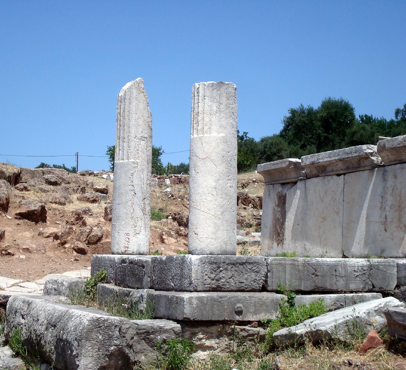 dsc024220.jpg - Colonnes de la Fontaine d�Arsino�