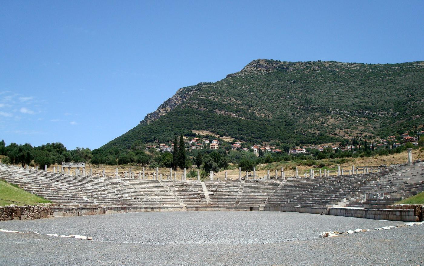 dsc024392.jpg - Le stade, Mavromati et les pentes du mont Ithom�