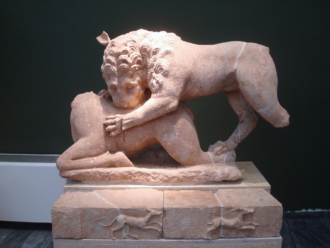dsc024450.jpg - Lion terrassant un daim