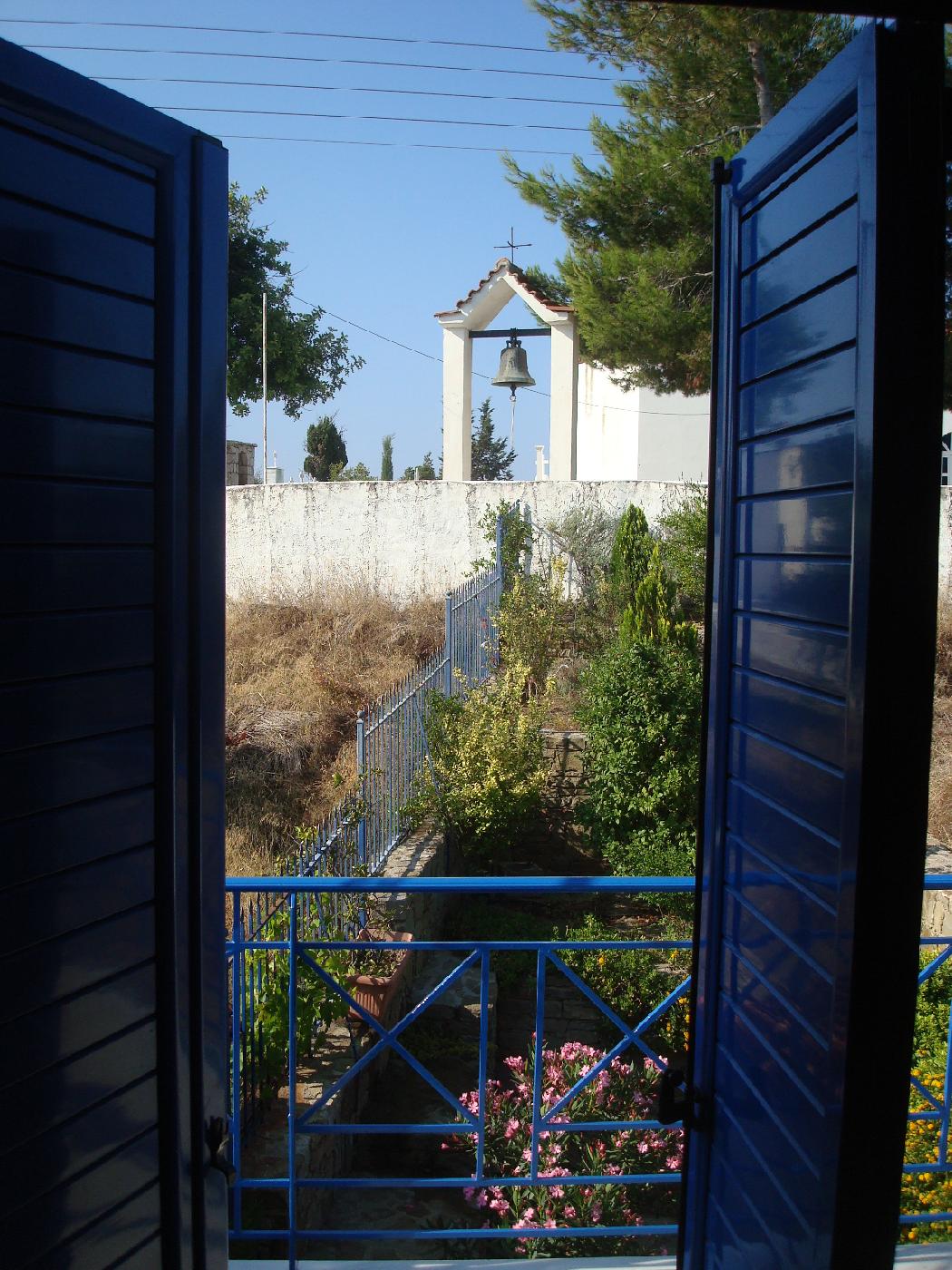 dsc024614.jpg - La cloche du cimeti�re de la maison de Philippe et Margareta