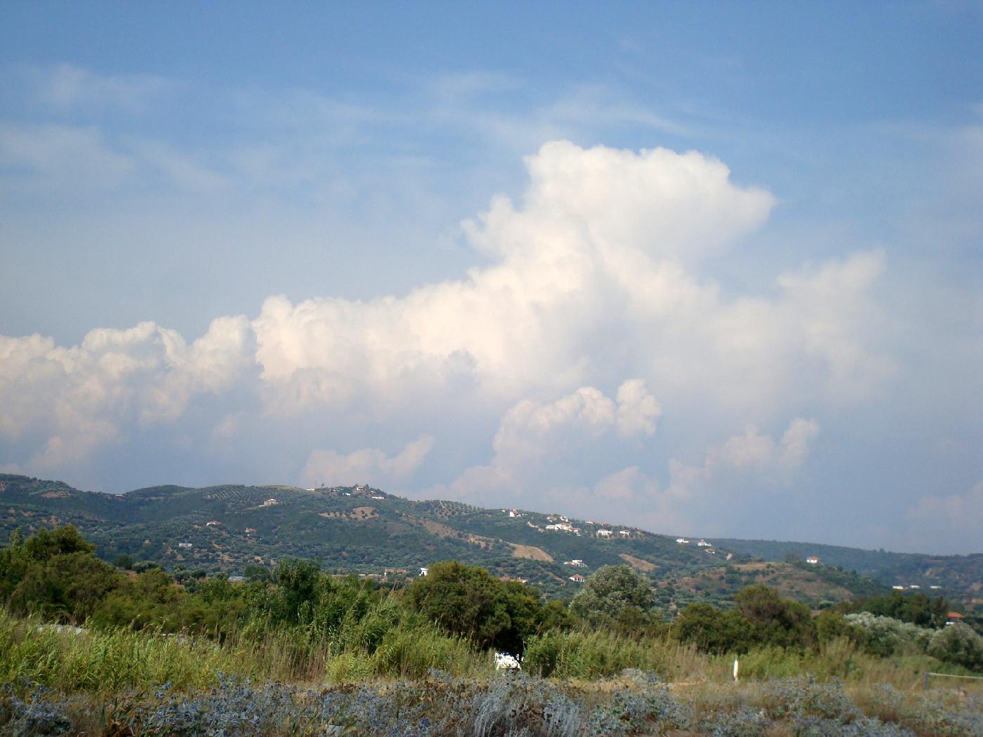 dsc024668.jpg - Cumulus au-dessus de Filikounda